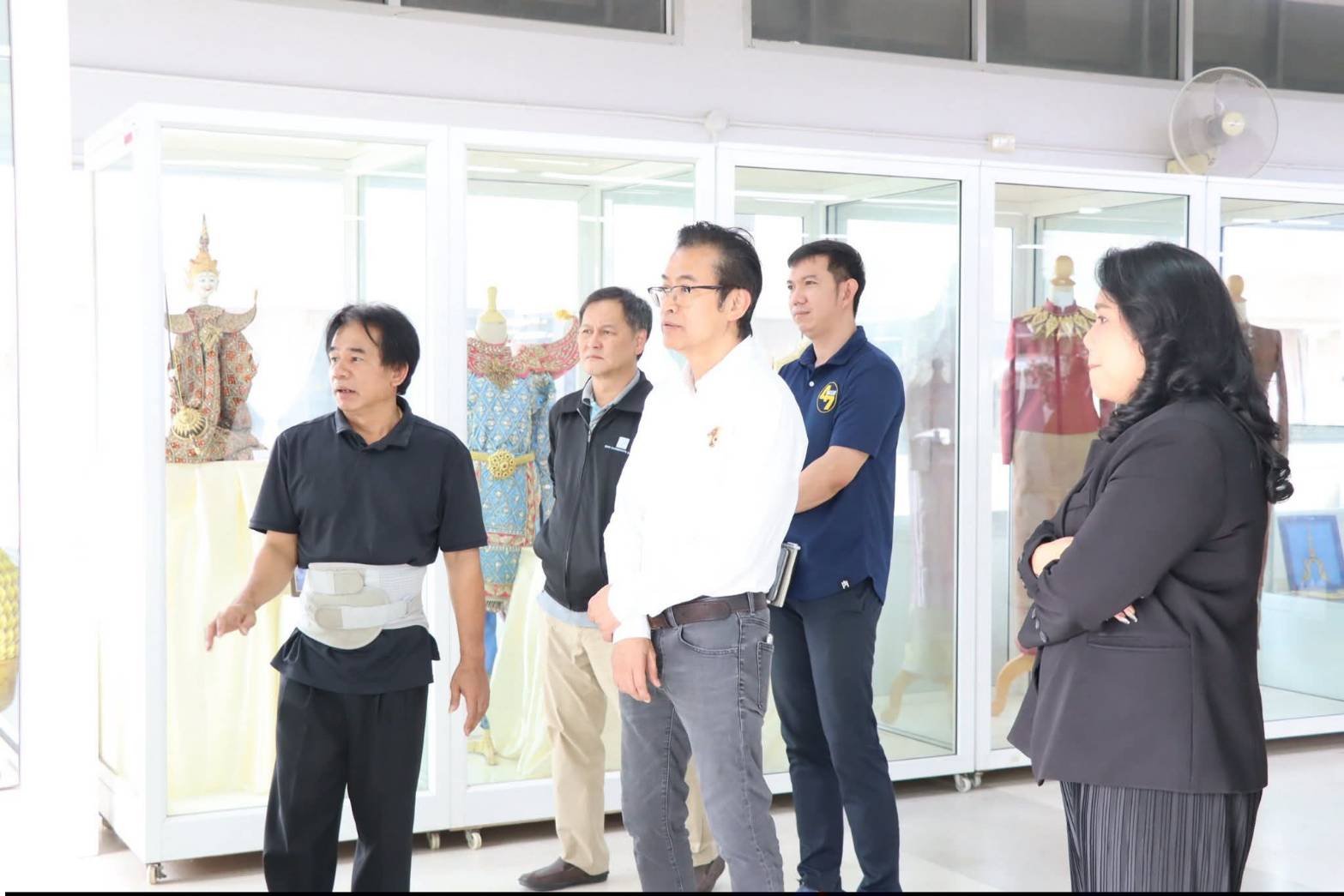 title - ผู้อำนวยการศูนย์ส่งเสริมและพัฒนาอาชีพเสริมนอกภาคการเกษตร ให้การต้อนรับคณะเจ้าหน้าที่กระทรวงทรัพยากรธรรมชาติและสิ่งแวดล้อม เยี่ยมชมสถานที่ ศพส. และแผนกฝึกอบรมทั้ง 12 แผนก